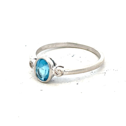 9ct white gold topaz and diamond ring, size Q, with a sparkling blue topaz gemstone and small diamonds in an elegant setting