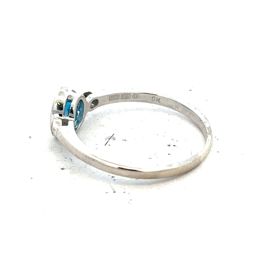 9ct white gold topaz and diamond ring, size Q, featuring a sparkling blue topaz and small diamonds in a classic design.
