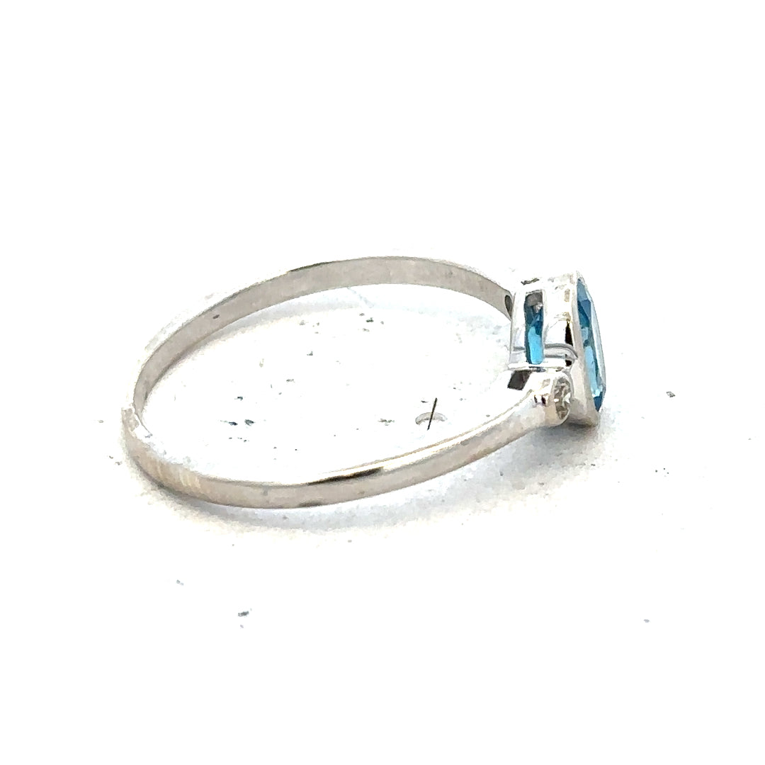 9ct white gold topaz and diamond ring, size Q, featuring a sparkling blue topaz center stone with diamond accents.