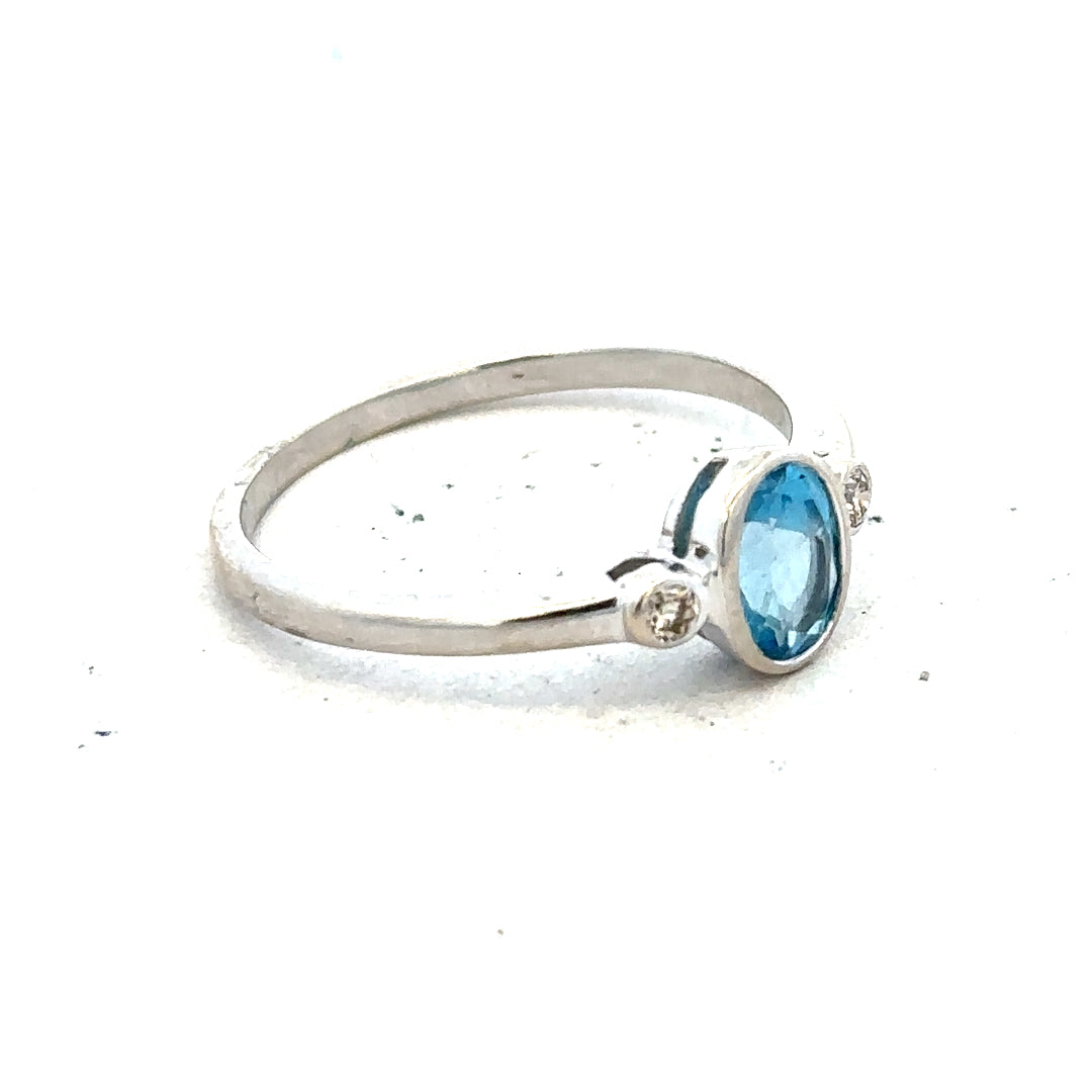 9ct white gold topaz and diamond ring, size Q, featuring a central topaz gemstone with surrounding diamonds.