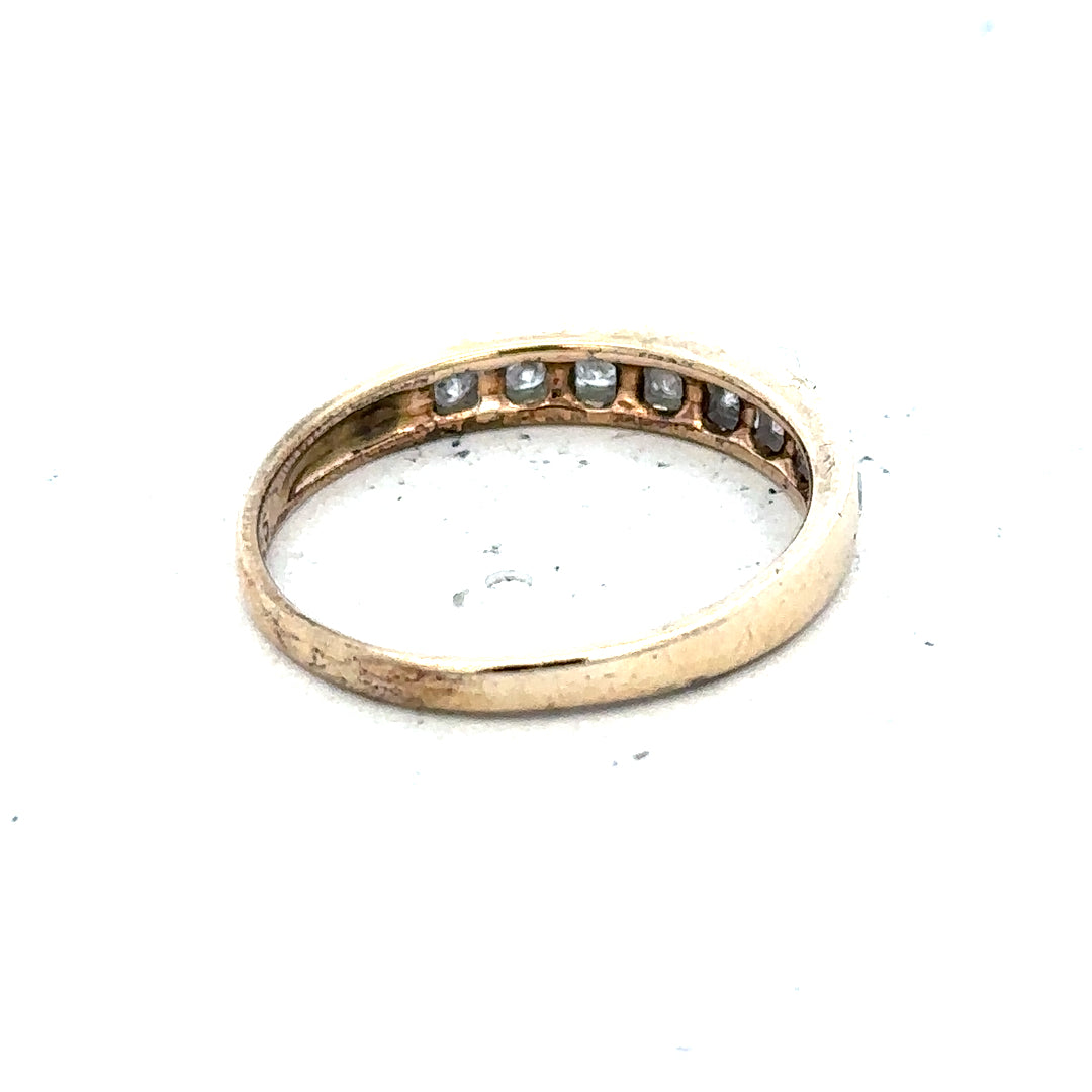 9ct yellow gold diamond ring with 1/4 carat center stone, size O, featuring a sleek, elegant design.