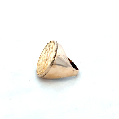 9ct yellow gold 1895 full sovereign ring in size O, showcasing detailed vintage design and craftsmanship.