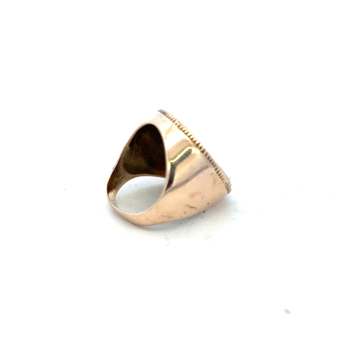 9ct yellow gold 1895 full sovereign ring in size O, featuring intricate vintage design and detailed craftsmanship.