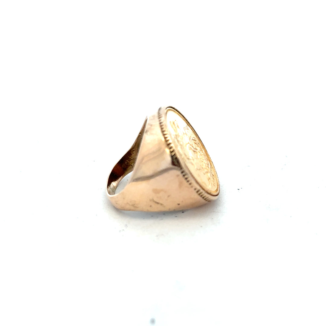 9ct yellow gold 1895 full sovereign ring in size O, featuring detailed gold craftsmanship and vintage design.