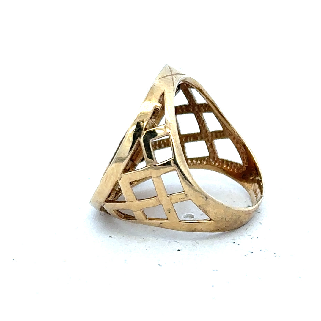 9ct yellow gold half Sovereign ring with vintage design, size M 1/2, featuring detailed coin engraving.