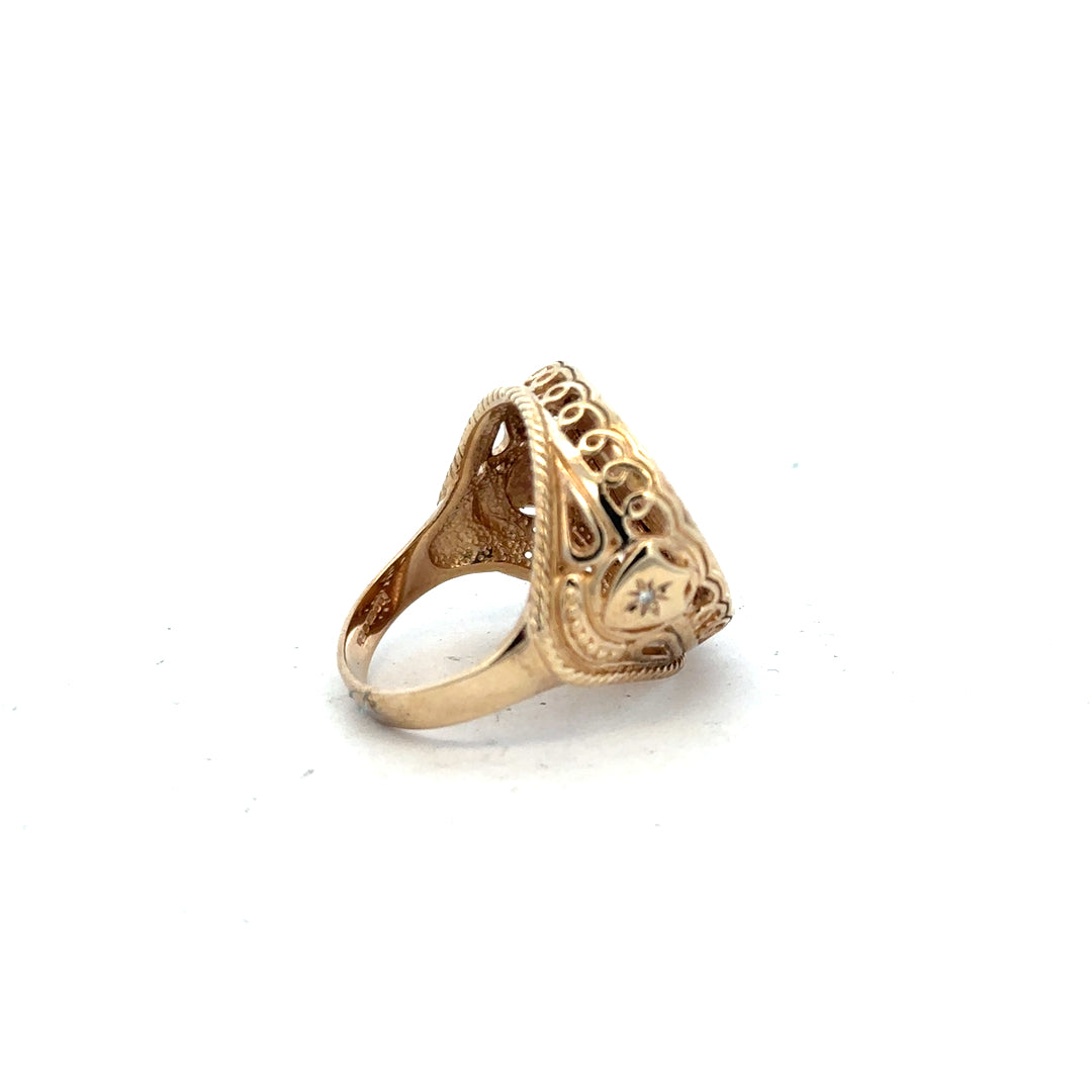 9ct yellow gold half sovereign ring featuring 1897 coin design, size S, unbranded jewelry piece with detailed craftsmanship.