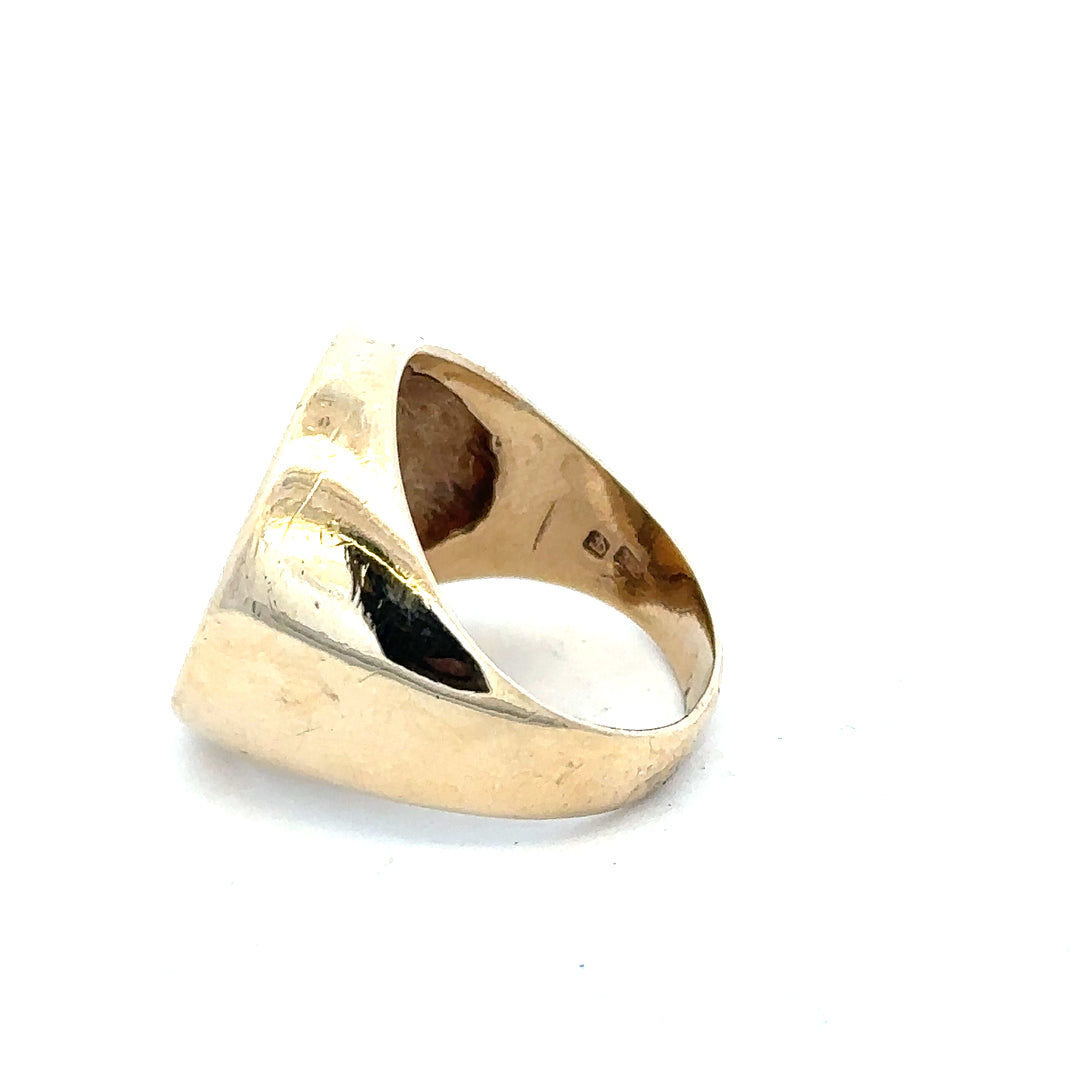 9ct yellow gold 1914 half sovereign ring in size S, detailed vintage coin design on an elegant unbranded gold ring.
