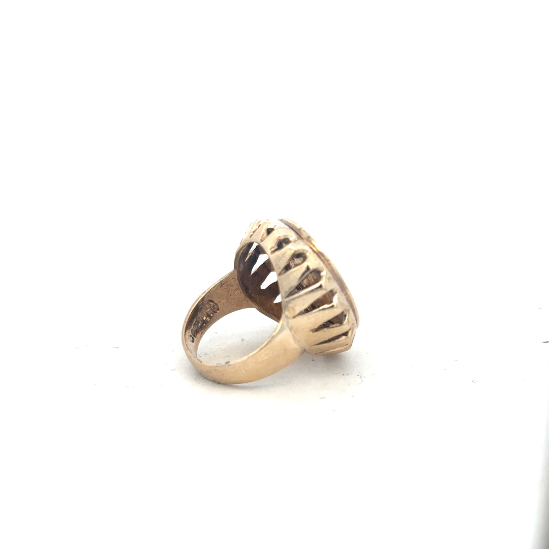 9ct yellow gold half sovereign ring from 1918 in size K1/2, featuring detailed gold craftsmanship and vintage design.