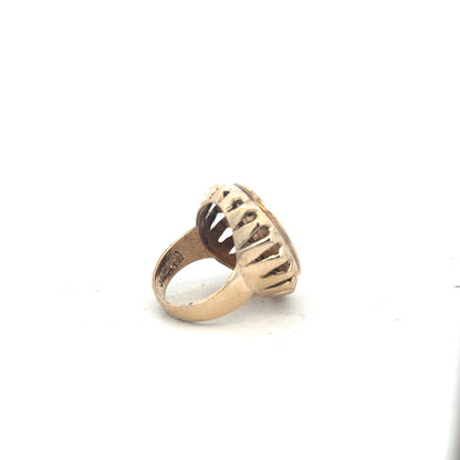 9ct yellow gold half sovereign ring from 1918 in size K1/2, featuring detailed gold craftsmanship and vintage design.