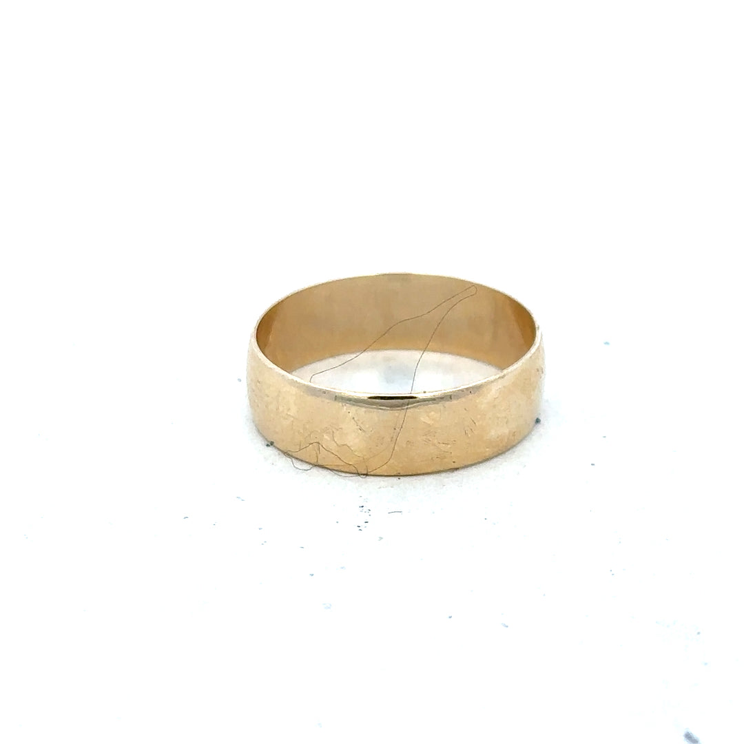 9ct yellow gold band ring in size Q1, unbranded, with a smooth polished finish and classic design.
