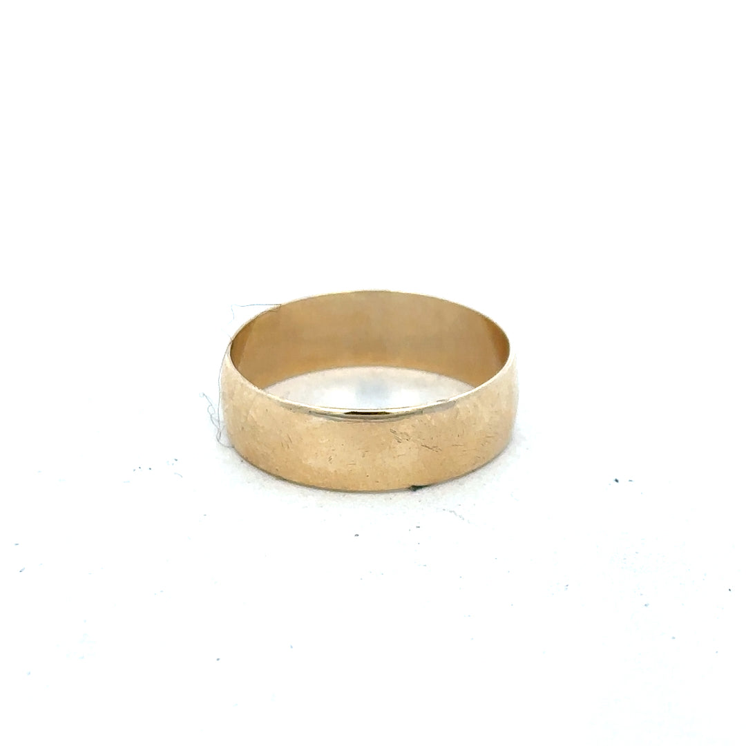 9ct yellow gold band ring in size Q1, smooth polished finish, unbranded jewelry, close-up view of the gold ring.