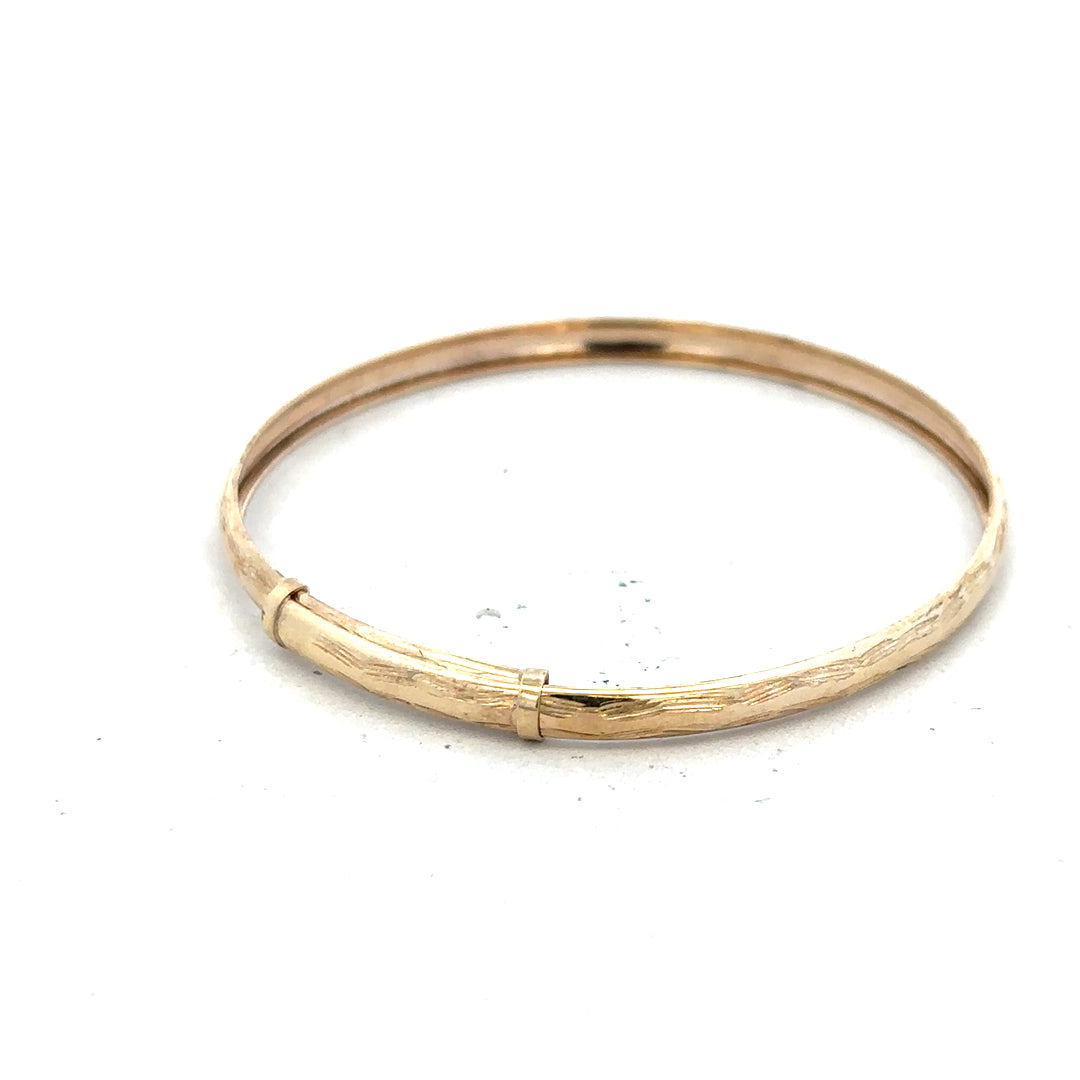 9ct yellow gold bangle weighing 1.7g, simple and elegant jewelry accessory, unbranded, displayed on a plain background