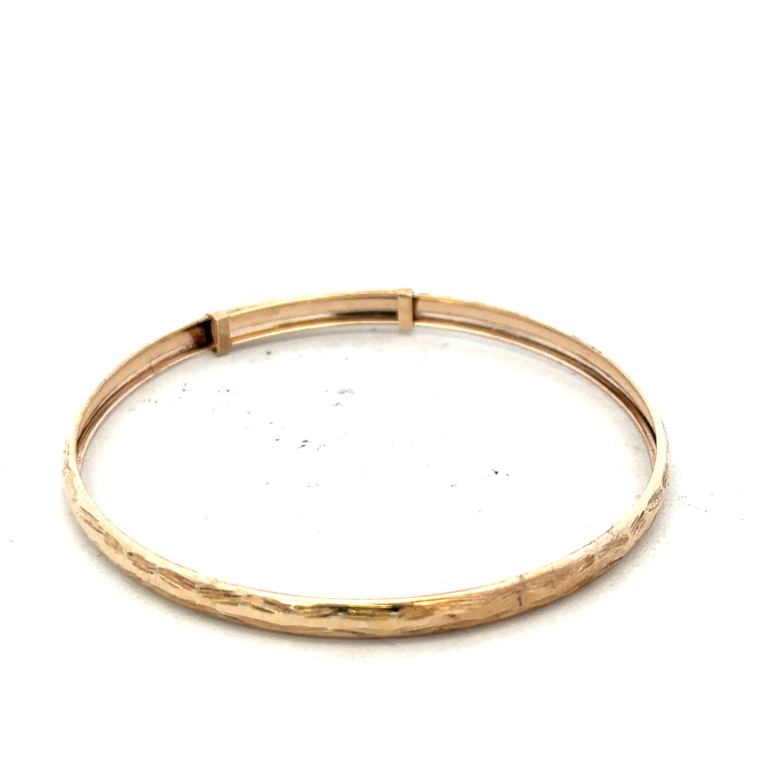 9ct yellow gold bangle with a smooth, polished finish, weighing 1.7g, showcasing elegant jewelry craftsmanship.