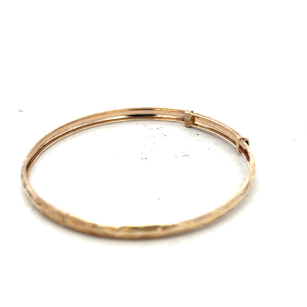 9ct yellow gold bangle, unbranded, lightweight jewelry piece weighing 1.7g, with a smooth, polished finish.