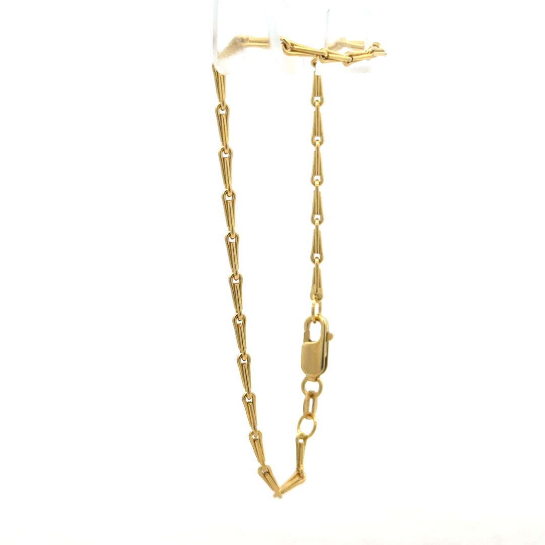 9ct yellow gold bracelet weighing 3.5g with a delicate chain design, unbranded jewelry piece for elegant style.