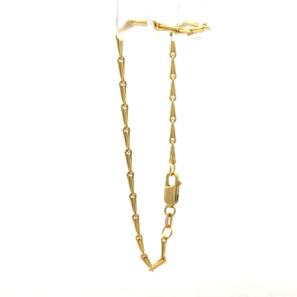 9ct yellow gold bracelet weighing 3.5g with a delicate chain design, unbranded jewelry piece for elegant style.