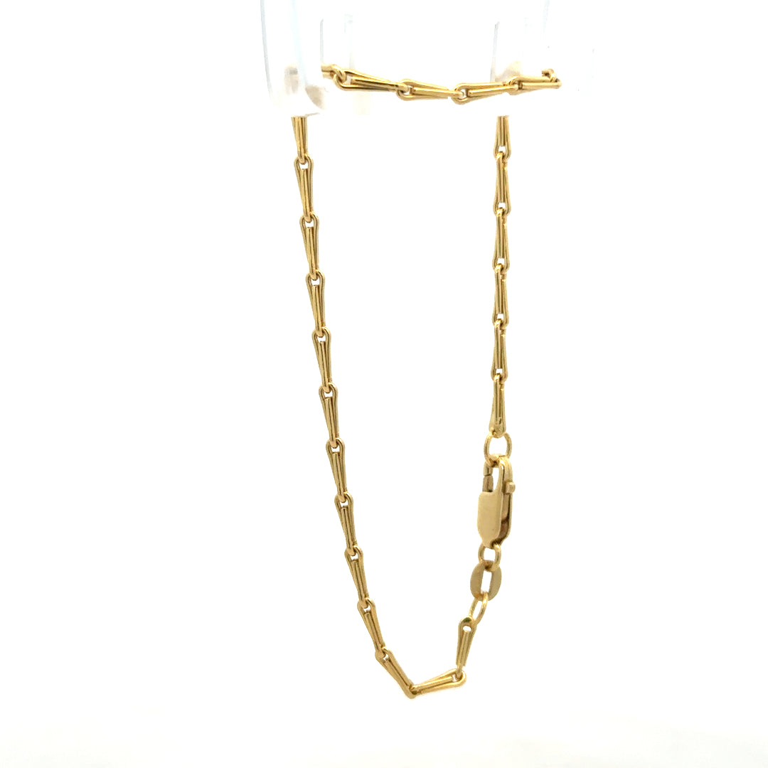 9ct yellow gold bracelet weighing 3.5g, featuring a sleek design, shown in this image with detailed close-up of the jewelry.