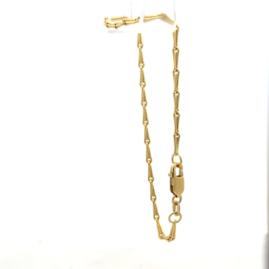 9ct yellow gold bracelet weighing 3.5g, featuring a sleek chain design, unbranded jewelry, displayed against a neutral background.