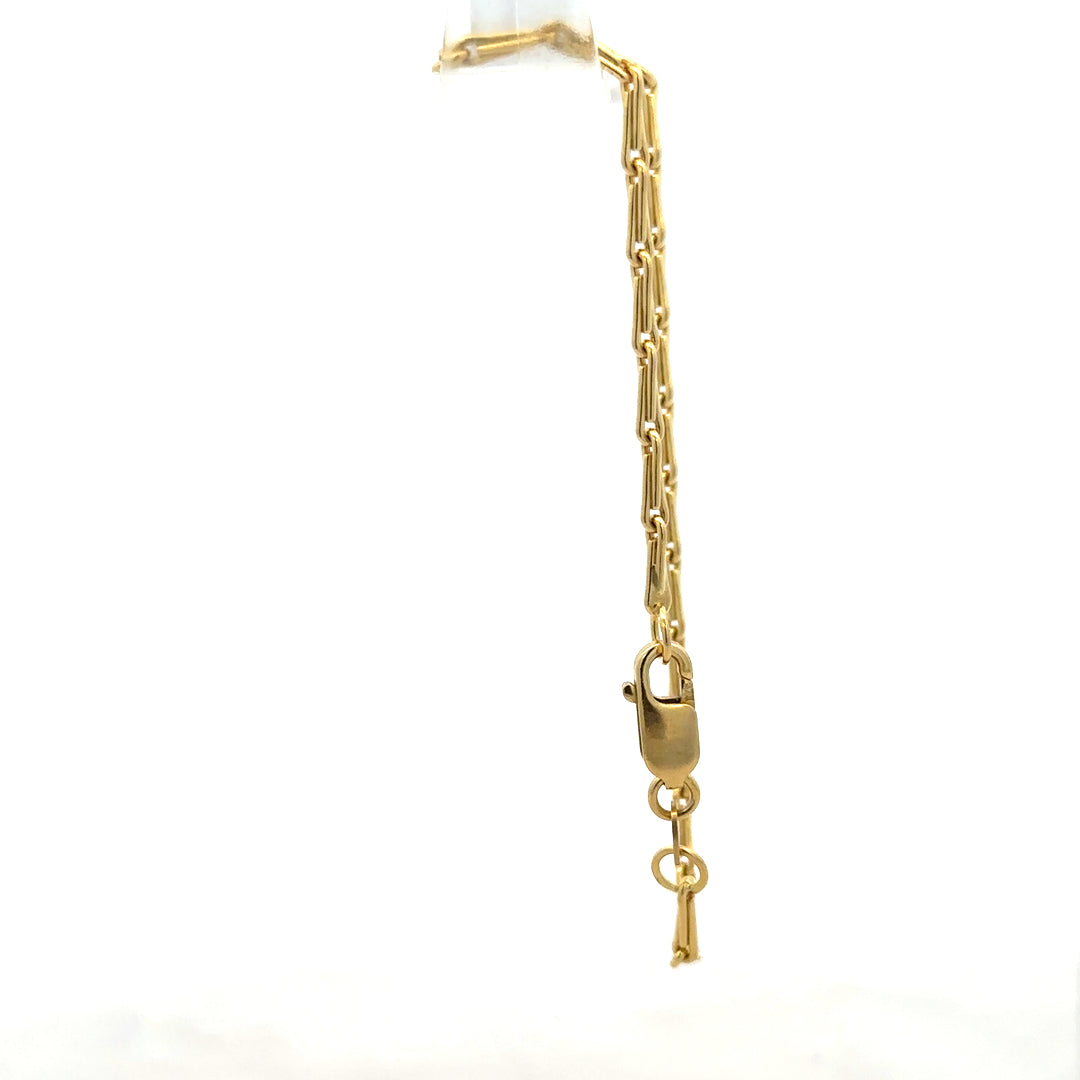 9ct yellow gold bracelet weighing 3.5g, featuring a sleek chain design, unbranded jewelry.
