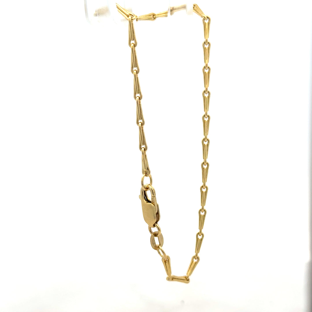 9ct yellow gold bracelet weighing 3.5g with a sleek chain design, featuring a secure clasp and polished finish.