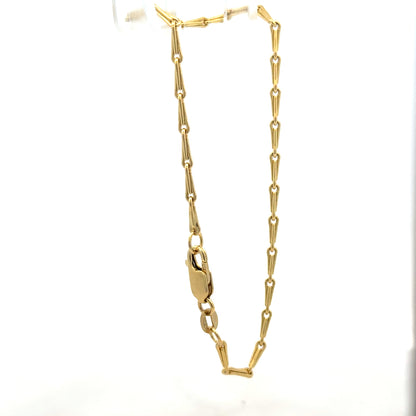 9ct yellow gold bracelet weighing 3.5g with a sleek chain design, featuring a secure clasp and polished finish.