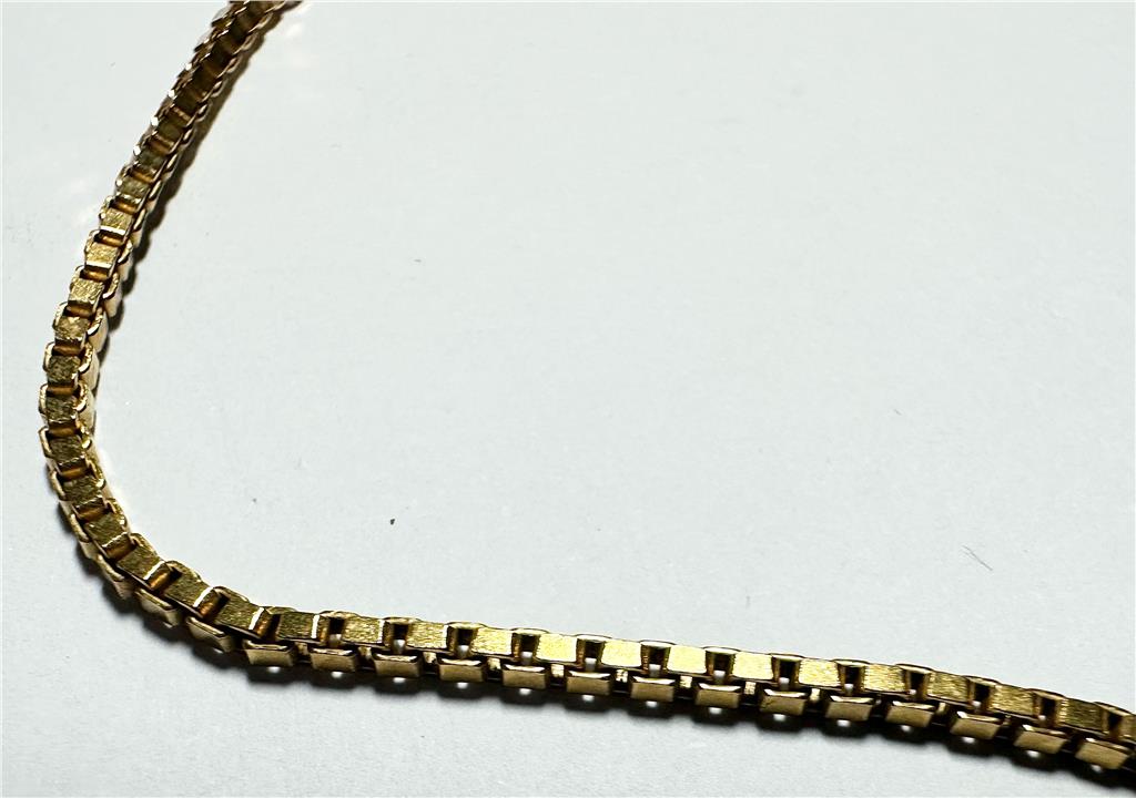 9ct yellow gold bracelet weighing 3.7g, with a sleek and elegant design, unbranded jewelry displayed on a plain background.
