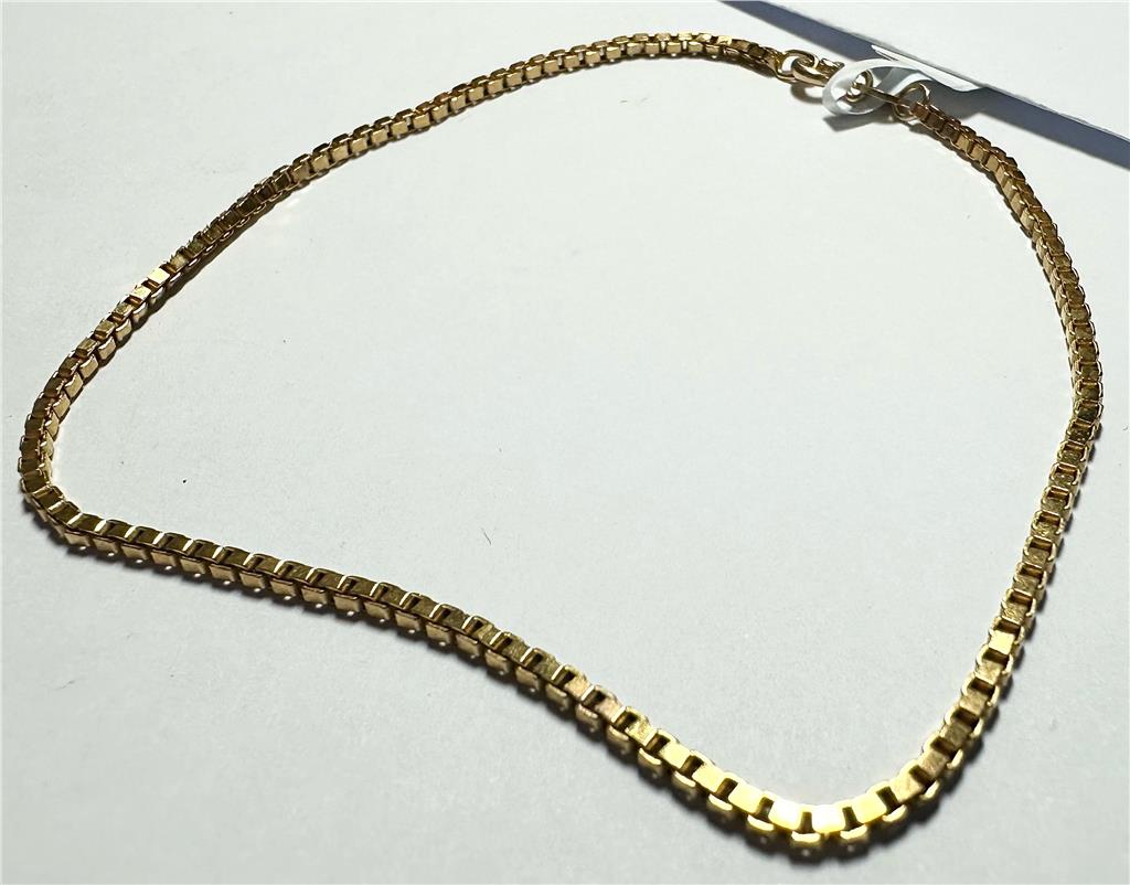 9ct yellow gold bracelet weighing 3.7g, featuring a simple chain design, unbranded jewelry displayed against a neutral background.