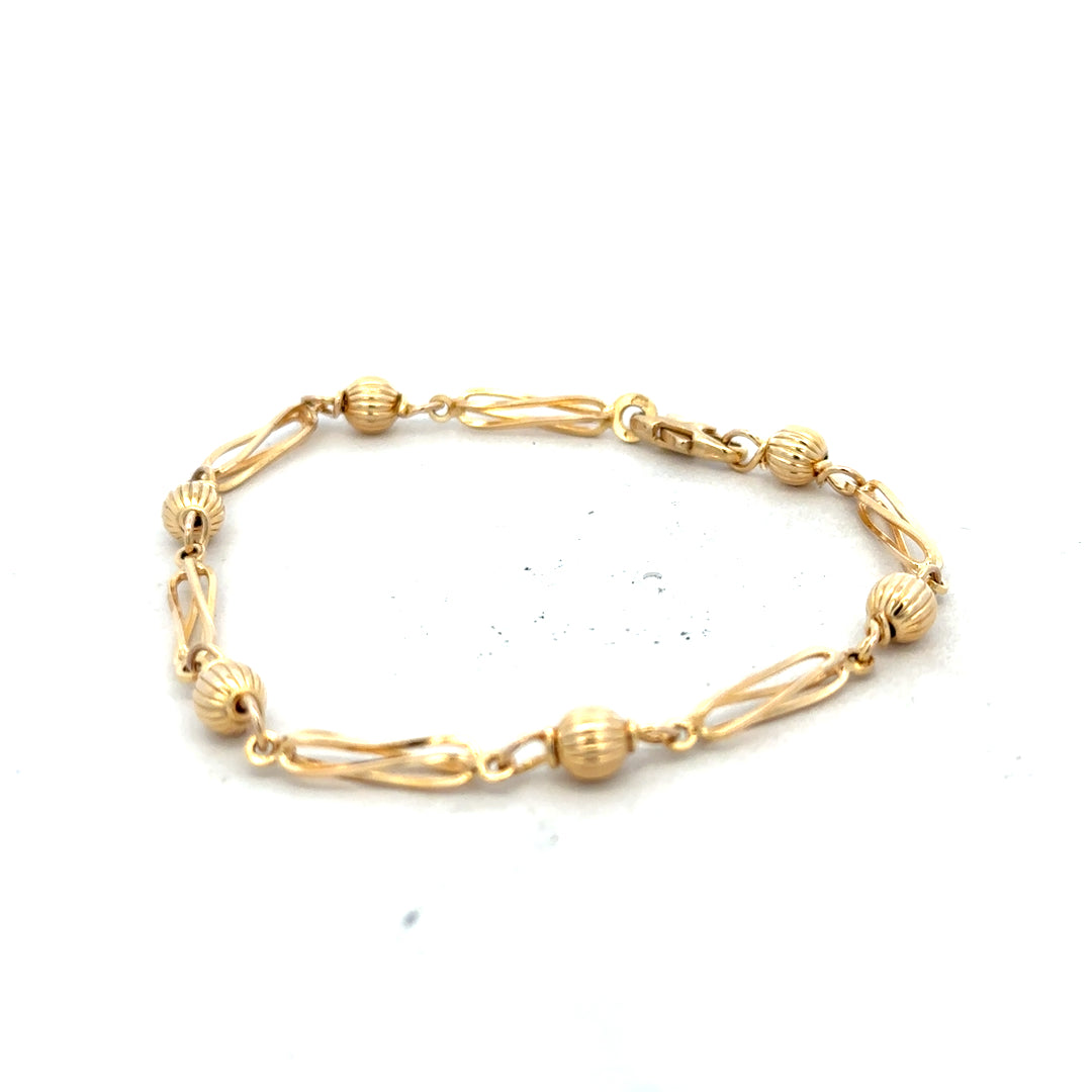 9ct yellow gold bracelet weighing 5.3g with a sleek design, shown in a clear image highlighting its elegant craftsmanship.