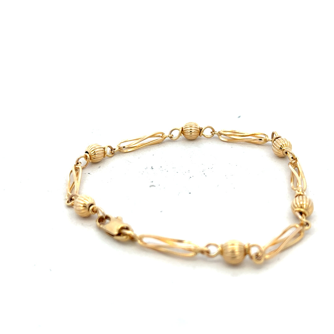 9ct yellow gold bracelet weighing 5.3g, unbranded, with a sleek, polished design and intricate chain links.
