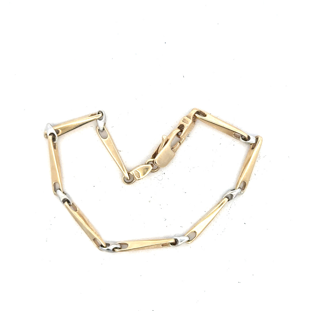 9ct yellow gold bracelet weighing 8.9g, unbranded, with a smooth chain design, shown in a close-up image.