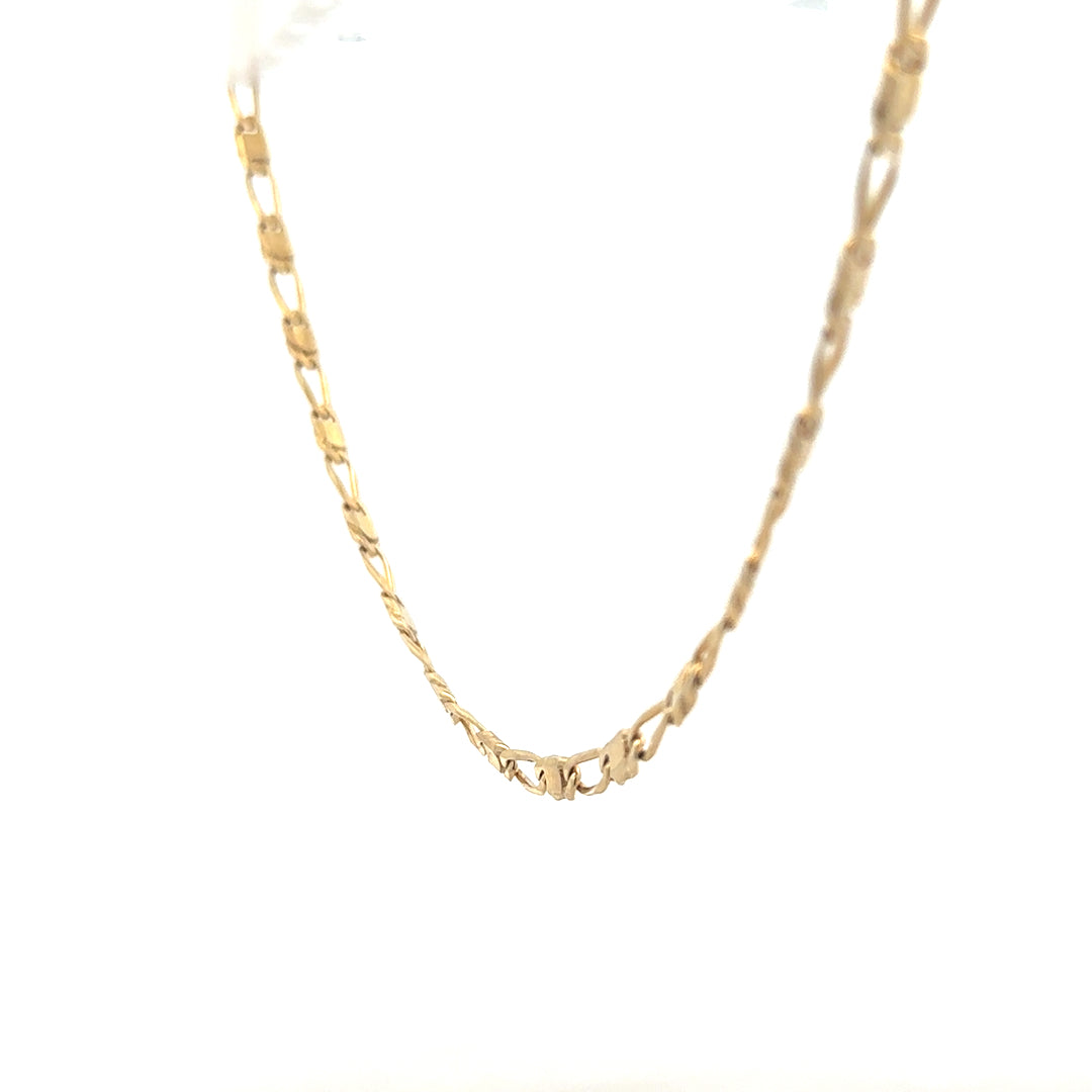 9ct yellow gold chain weighing 13.1g, featuring a classic link design, unbranded jewelry piece with a polished finish.