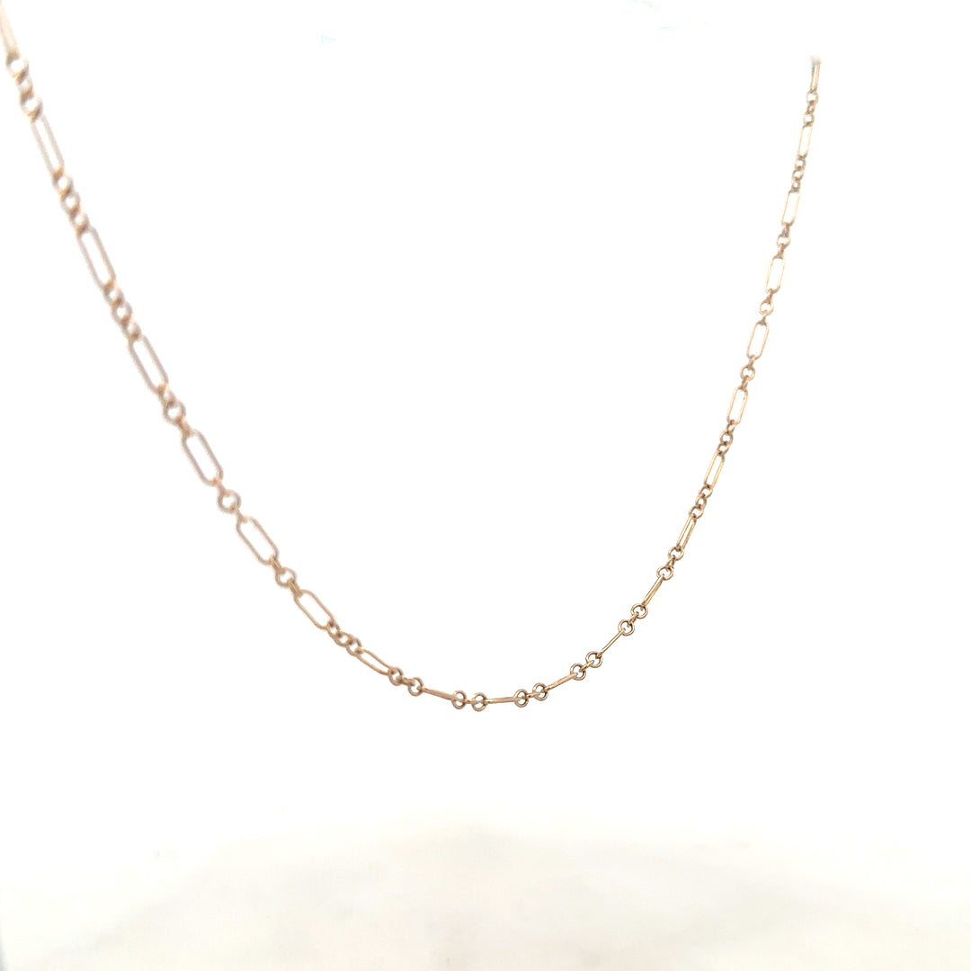 9ct yellow gold chain weighing 3.3g, unbranded jewelry featuring a classic link design with a secure clasp.