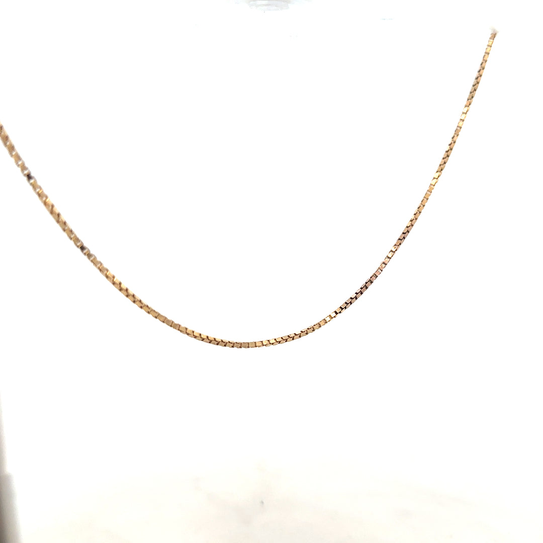 9ct yellow gold chain weighing 6.1g, unbranded, with a detailed close-up showing its fine link design and polished finish.