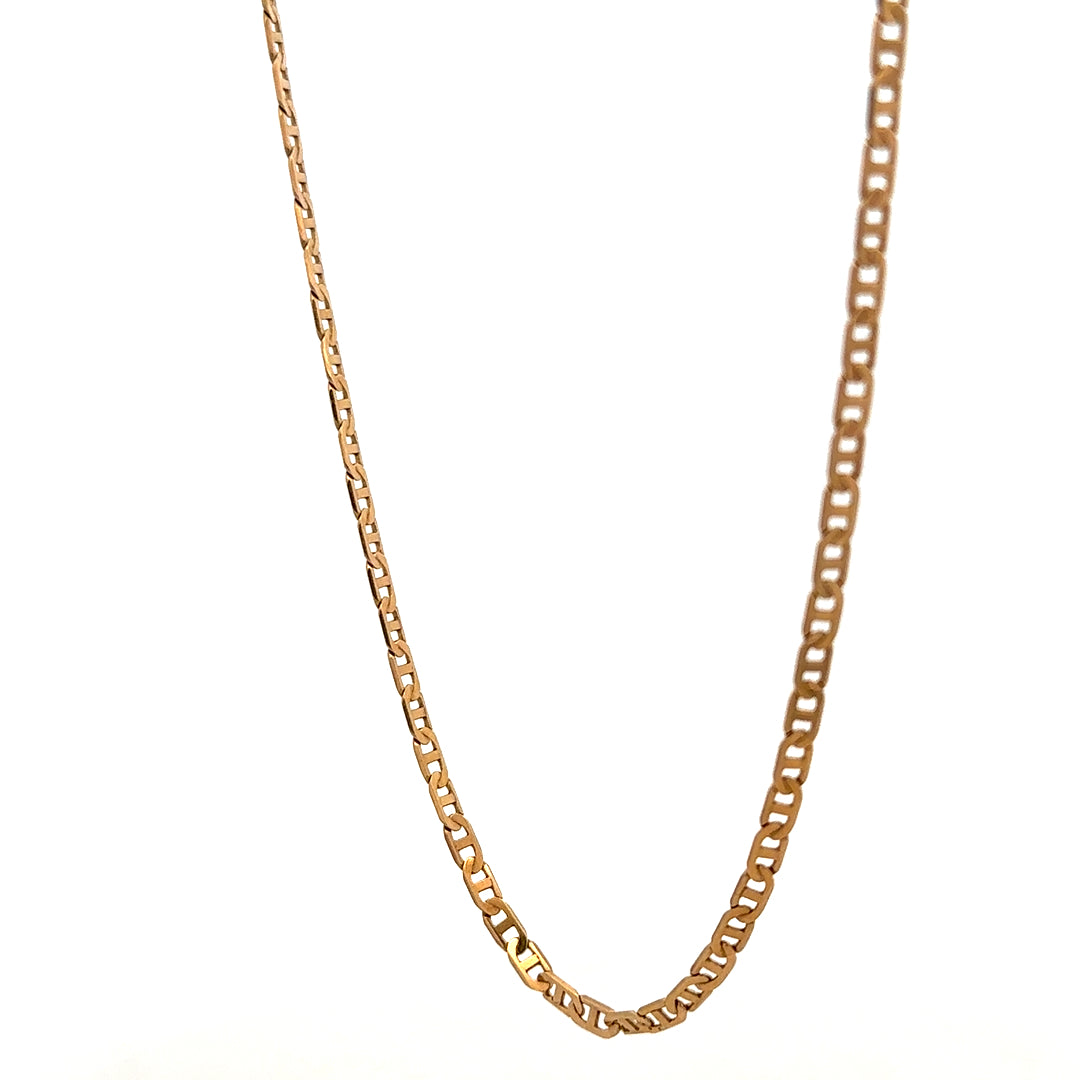 9ct yellow gold chain weighing 6.6g, unbranded, with a detailed close-up of the chain's links and shine.