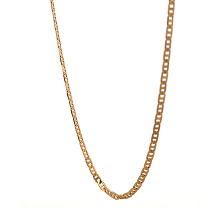 9ct yellow gold chain weighing 6.6g, unbranded, with a detailed close-up of the chain's links and shine.