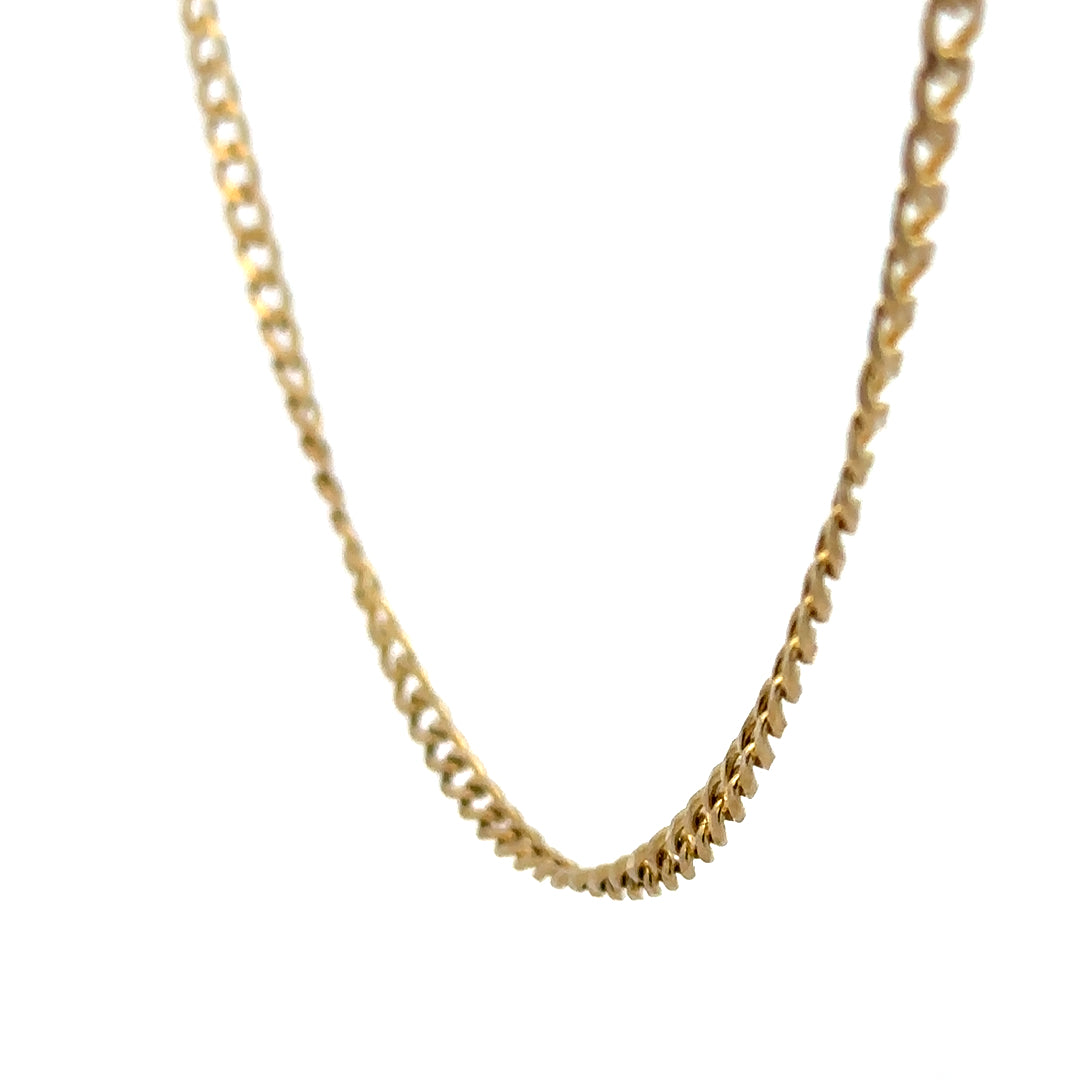 9ct yellow gold chain weighing 7.4g, unbranded, with a detailed close-up of the chain's links and shine.