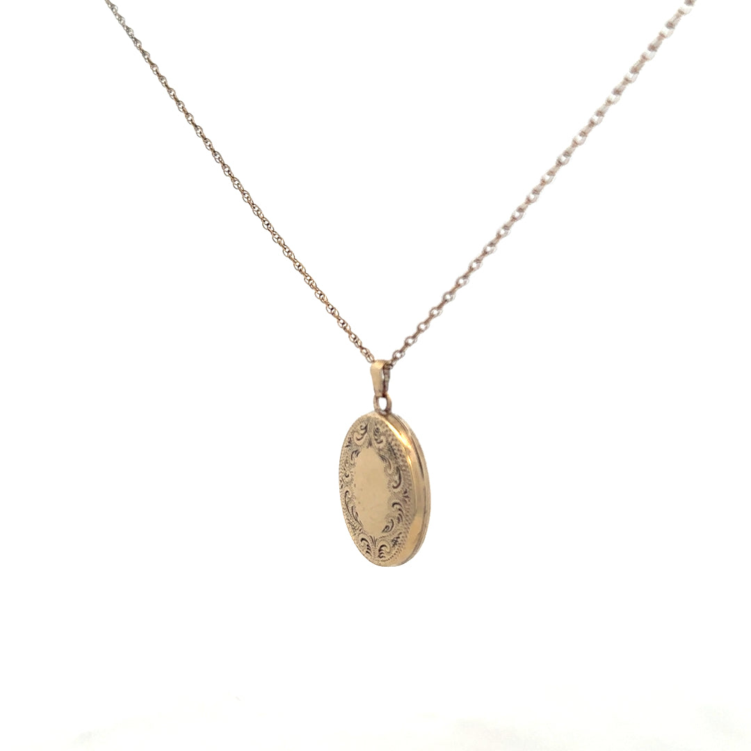 Yellow gold chain with a locket pendant, unbranded 9ct gold jewelry, weighing 2.9g, detailed close-up of the necklace and pendant.