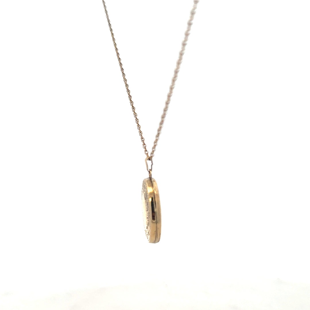9ct yellow gold chain with locket pendant, weighing 2.9g, featuring a classic design and detailed craftsmanship.