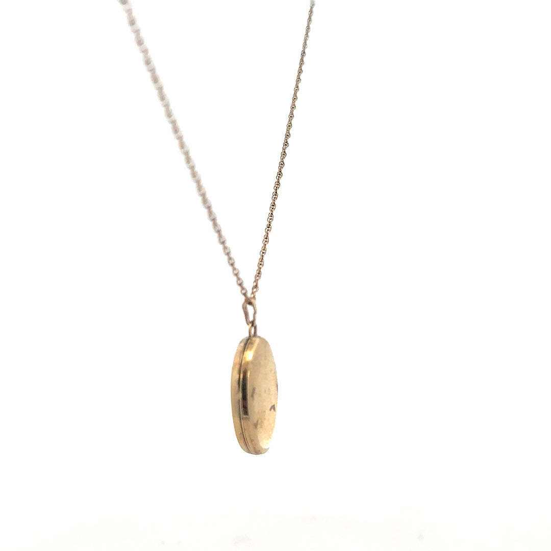 9ct yellow gold chain with a matching locket pendant, weighing 2.9g, featuring a classic and elegant design.