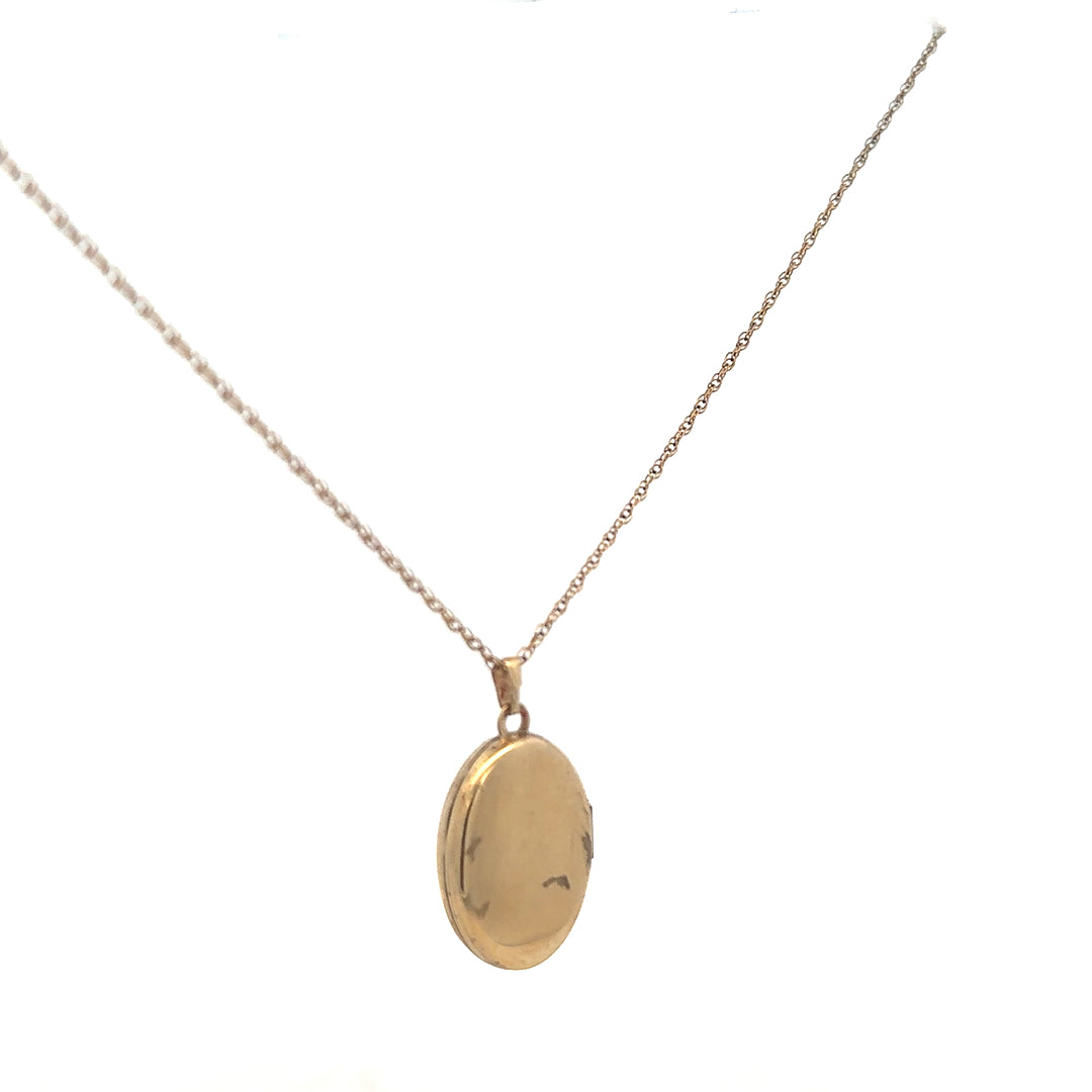 9ct yellow gold chain with locket pendant, weight 2.9g, featuring a classic design and detailed craftsmanship.