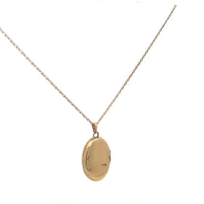 9ct yellow gold chain with locket pendant, weight 2.9g, featuring a classic design and detailed craftsmanship.
