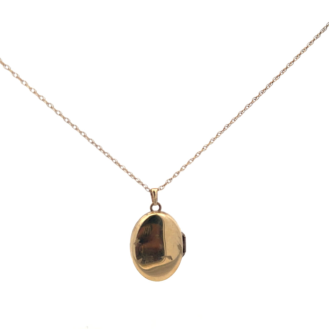 9ct yellow gold chain with a locket pendant, weighing 2.9g, featuring a classic design and polished finish.