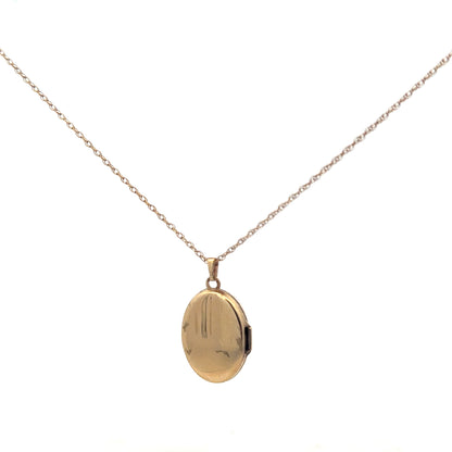 9ct yellow gold chain with matching locket pendant, weighing 2.9g, featuring a classic design and detailed craftsmanship.