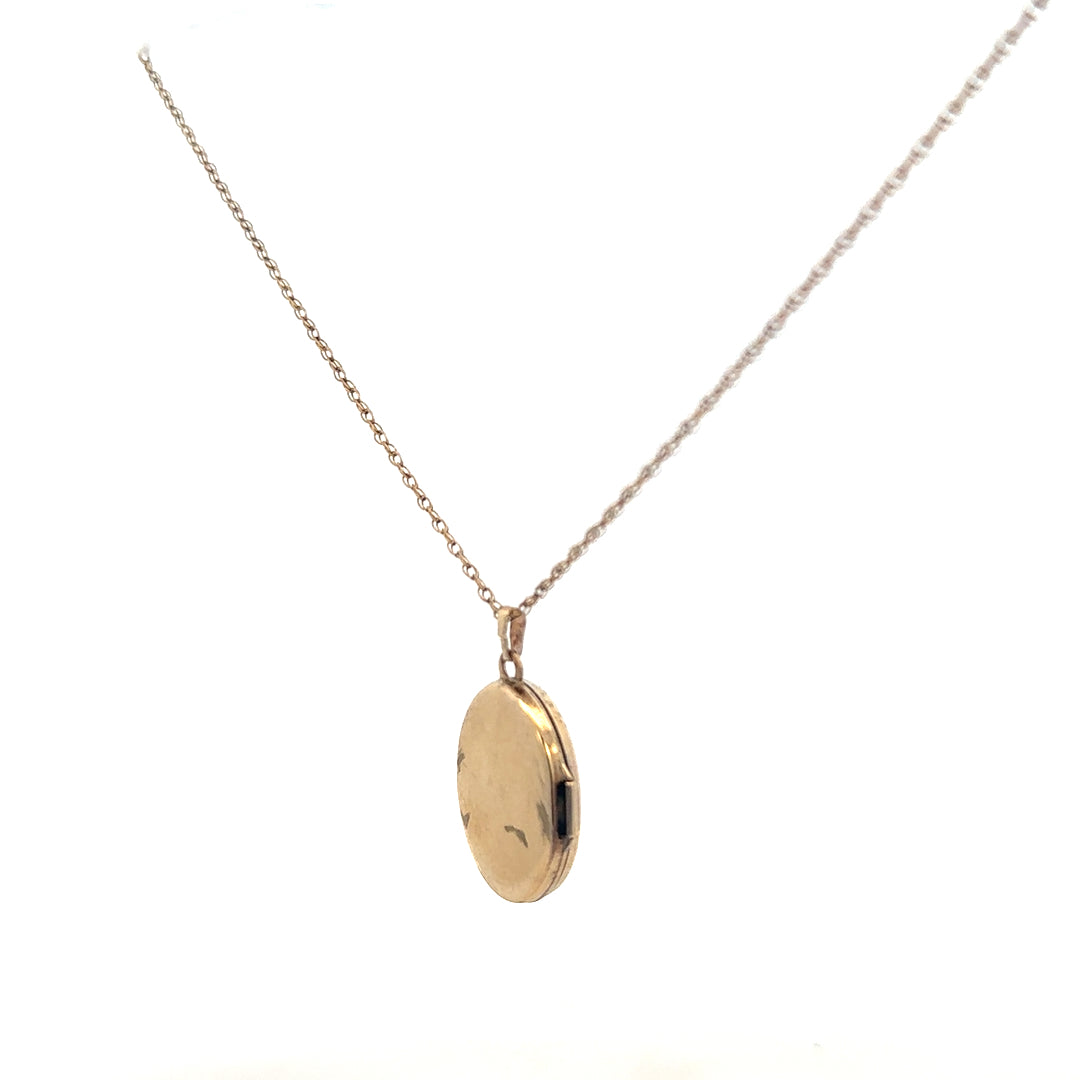 9ct yellow gold chain with a locket pendant, weighing 2.9g, featuring a classic design and detailed craftsmanship.