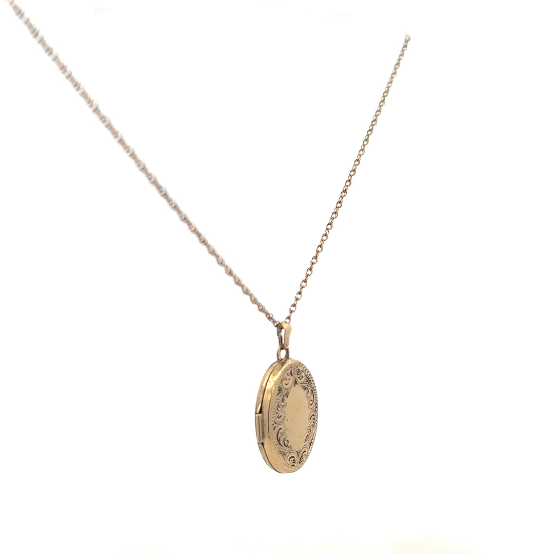 9ct yellow gold chain with locket pendant, weighing 2.9g, featuring a classic design and secure clasp.