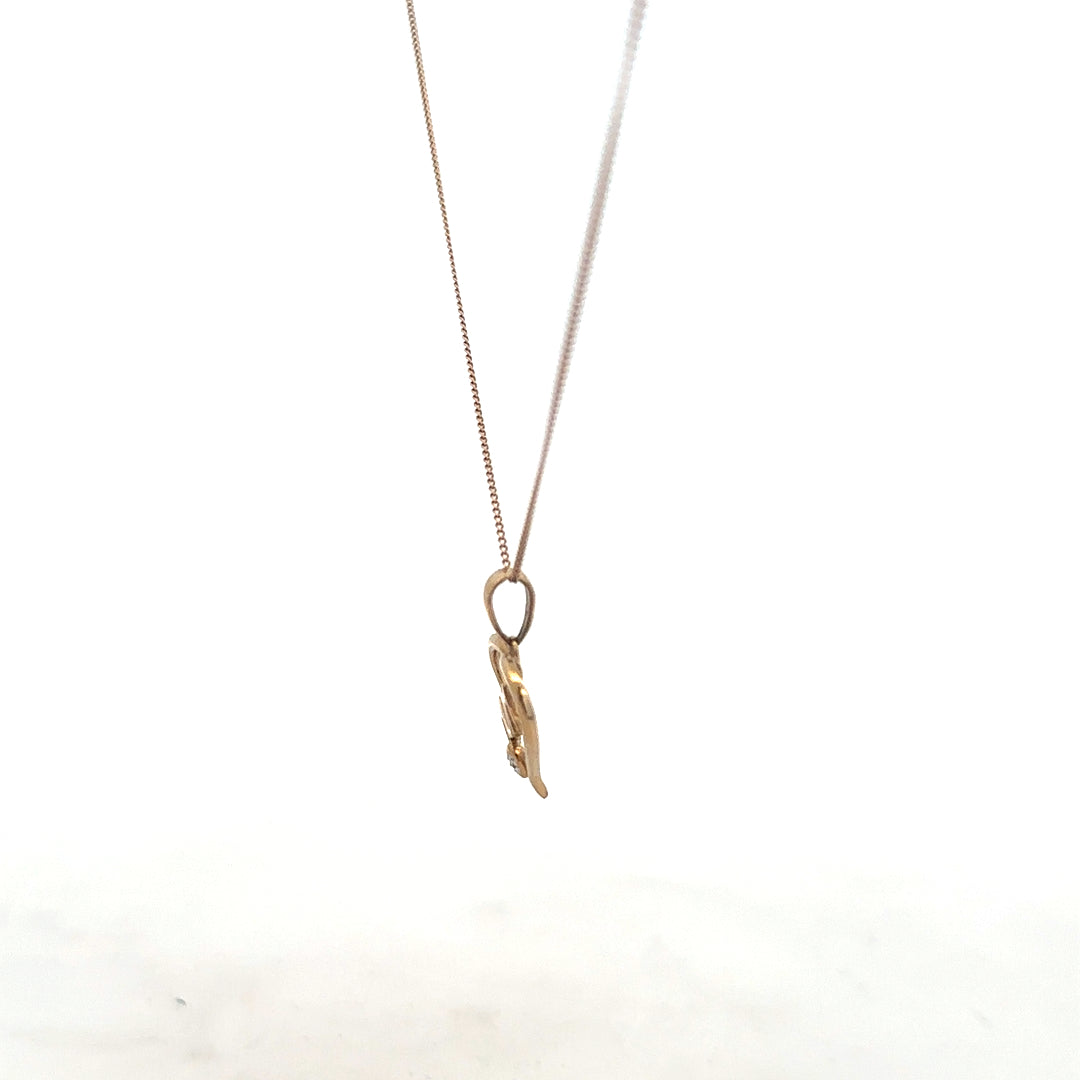 9ct yellow gold chain with delicate Mum pendant, 1.7g, elegant jewelry piece featuring a floral design and fine craftsmanship.