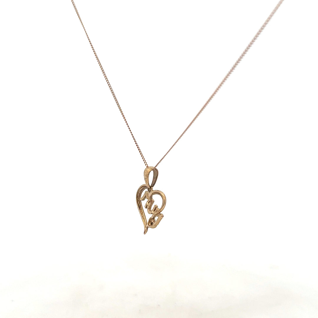 9ct yellow gold chain with Mum pendant, weighing 1.7g, featuring a delicate design and fine craftsmanship.