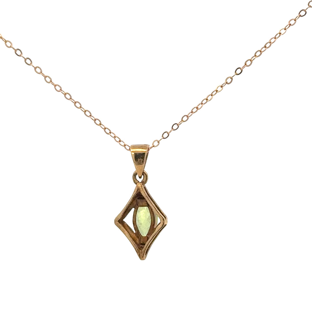 9ct yellow gold chain and pendant, 2.2g, featuring a simple design, unbranded jewelry for elegant everyday wear.
