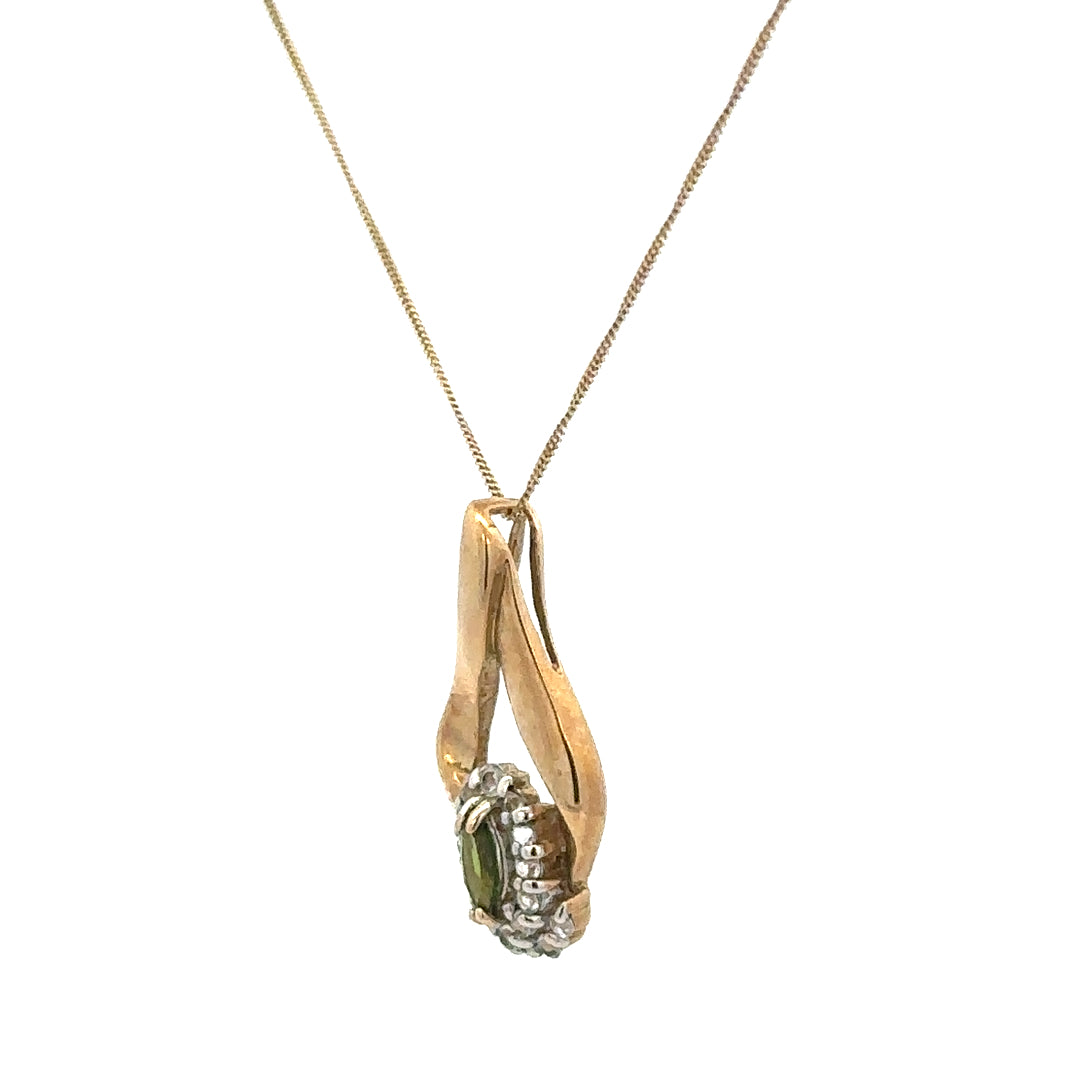 9ct yellow gold chain with pendant, lightweight jewelry piece weighing 3 grams, featuring a classic design and smooth finish.
