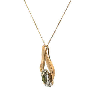 9ct yellow gold chain with pendant, lightweight jewelry piece weighing 3 grams, featuring a classic design and smooth finish.